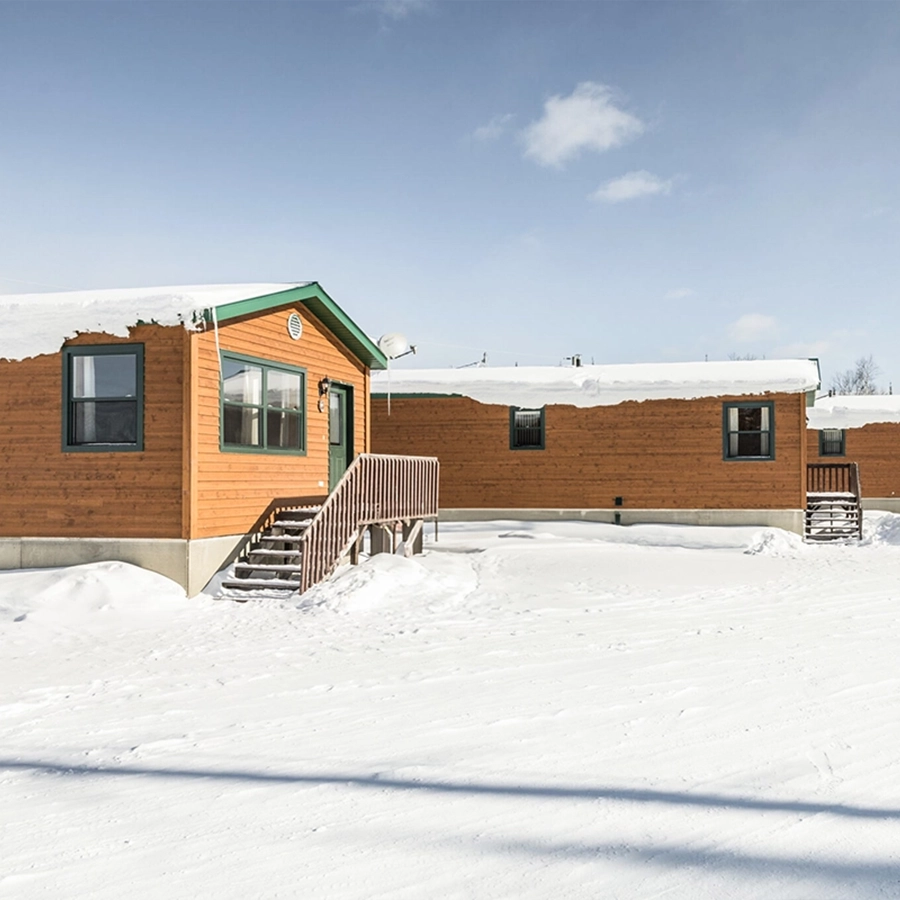 Vue extérieure de petits chalet familiaux