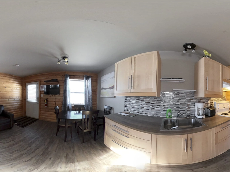 Vue intérieur en grand angle de la cuisine d'un condo de style chalet
