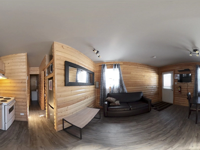 Vue intérieur en grand angle de la cuisine et le salon d'un condo de style chalet