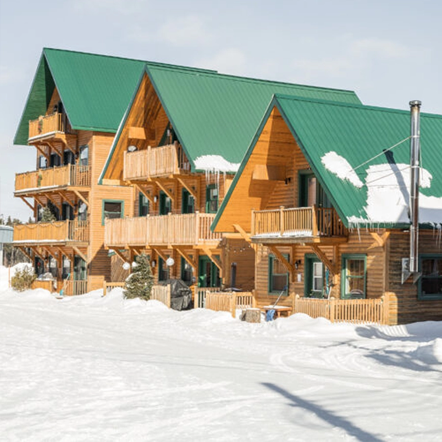 Vue extérieure de chalets et condos en bois