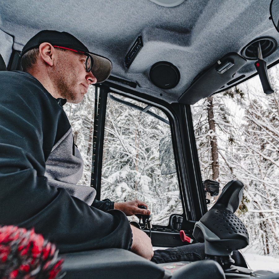 Vue du conducteur dans l'habitacle de la dameuse
