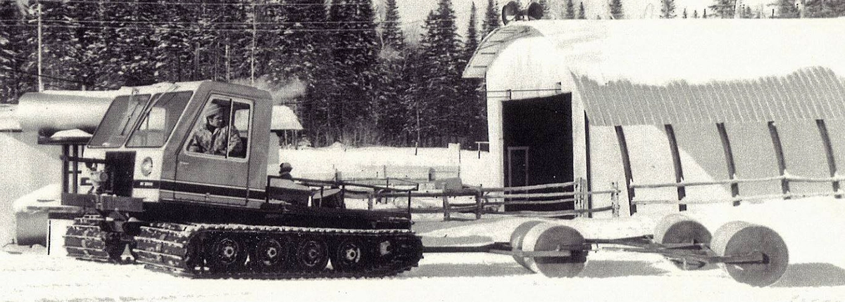 Photo d'archives des anciens équipements d'entretien des pistes
