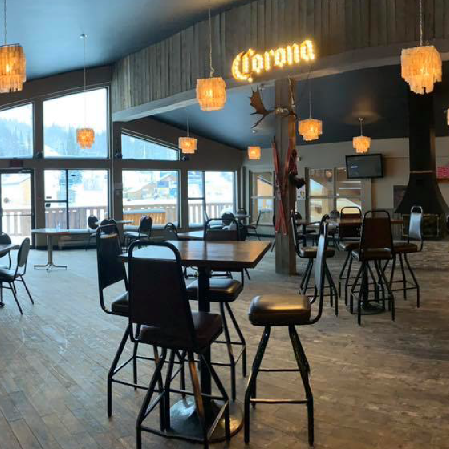 Vue d'un salle de resto-bar avec une enseigne Corona