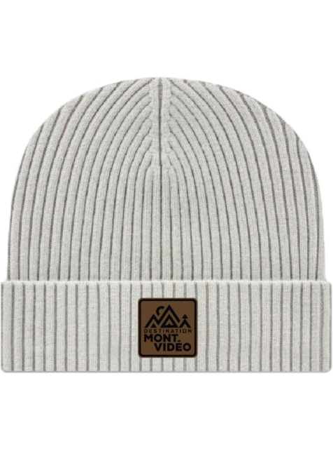 Tuque avec rebord et écusson en cuir brun cousu avec le logo du Mont-Vidéo