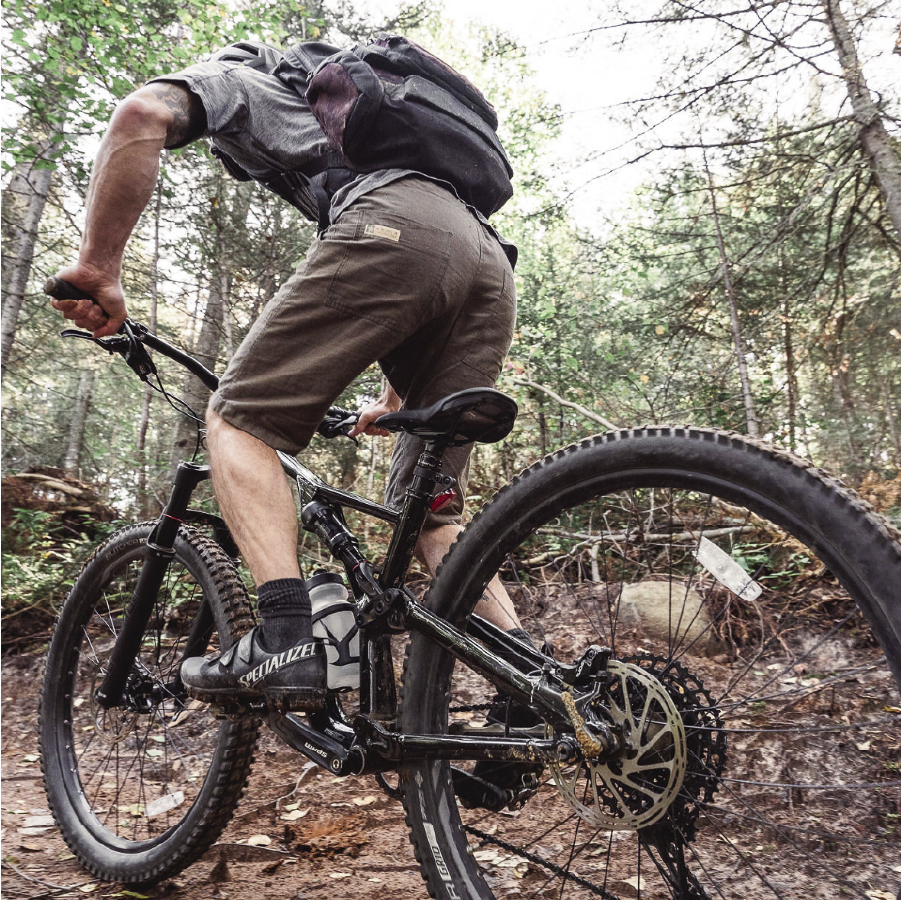 Un cycliste fait du vélo de montagne